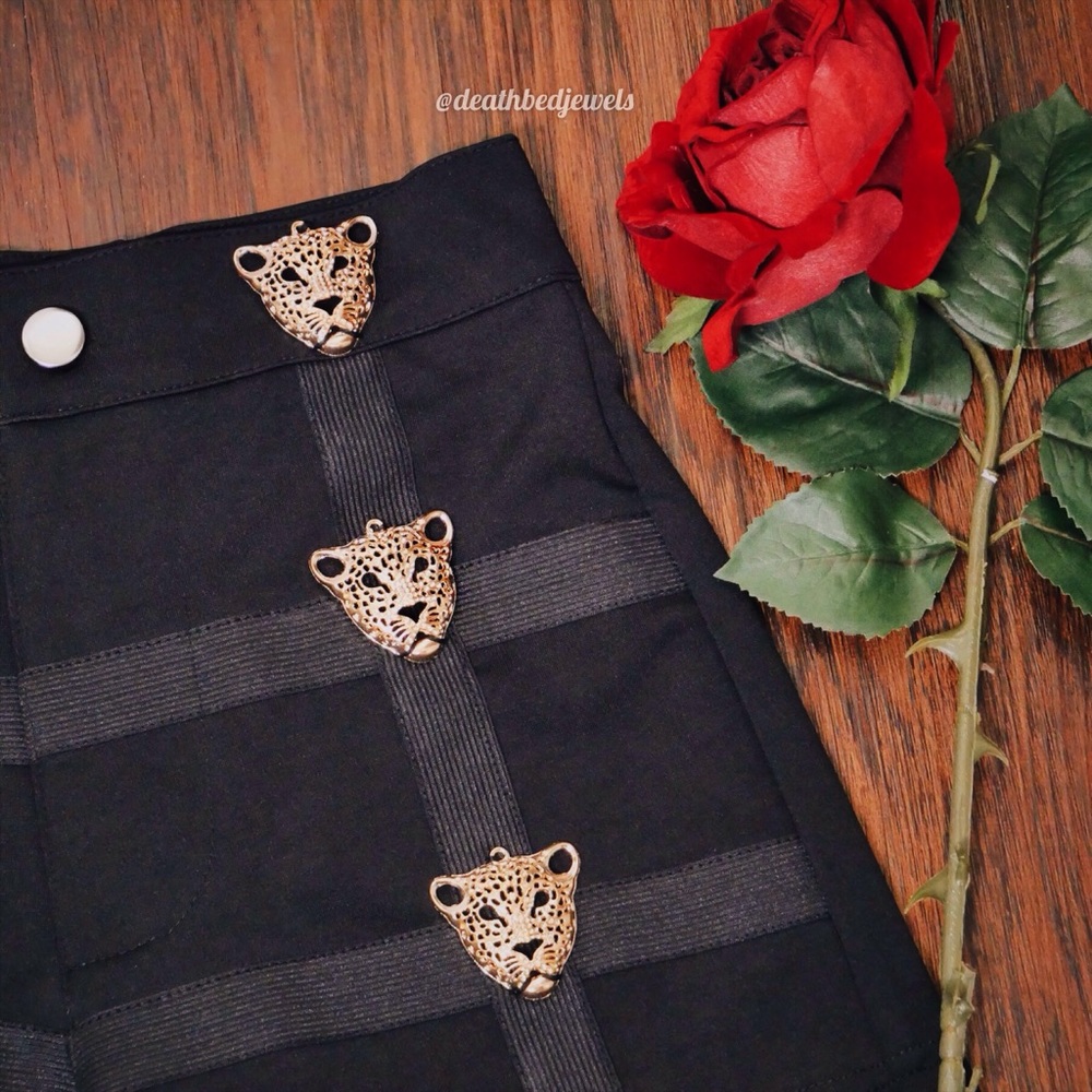 ⚡Pre-Order⚡ Gold Leopard Goddess Garter Shorts - Picture 4 of 7